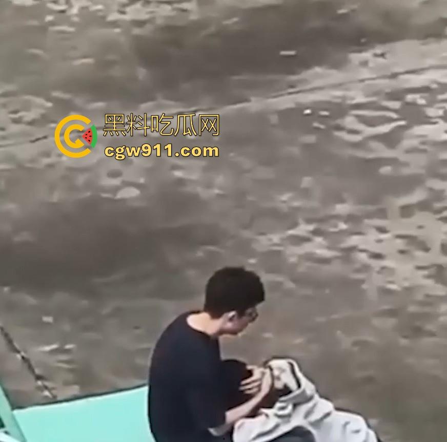 情侣小区公共篮球场情不自禁激情野战,篮球架下偷吃禁果,女生专心吃鸡男生放风盯哨,极其刺激!