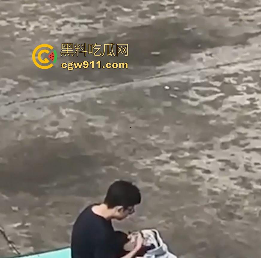 情侣小区公共篮球场情不自禁激情野战,篮球架下偷吃禁果,女生专心吃鸡男生放风盯哨,极其刺激!