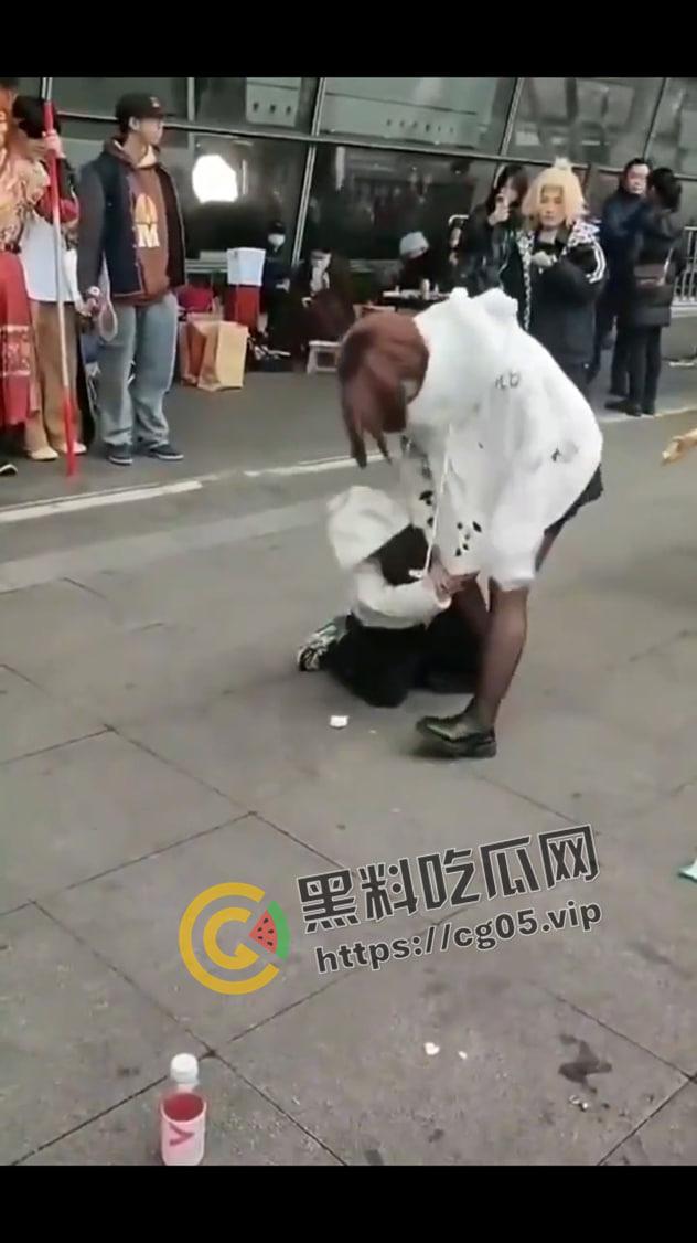 漫展逆天小孩!往人脸上喷发胶 屁股坐脸 脱人裤子 被暴躁女coser正义执行 闹到报警