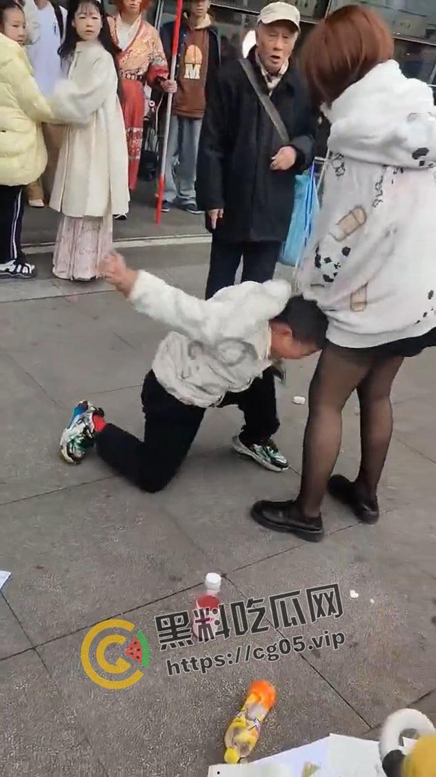 漫展逆天小孩!往人脸上喷发胶 屁股坐脸 脱人裤子 被暴躁女coser正义执行 闹到报警