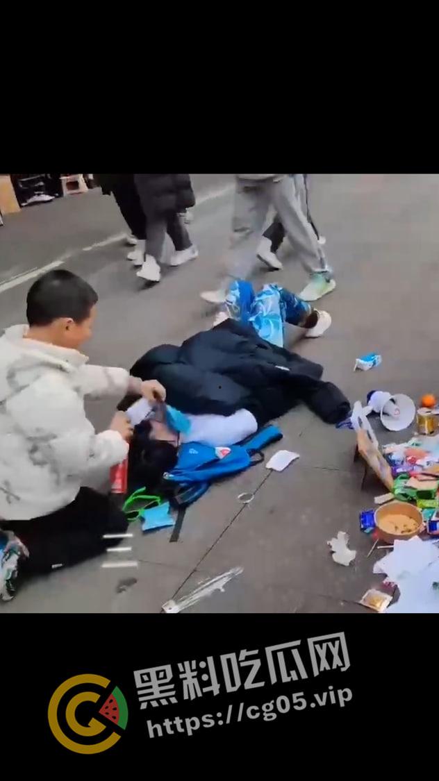 漫展逆天小孩!往人脸上喷发胶 屁股坐脸 脱人裤子 被暴躁女coser正义执行 闹到报警