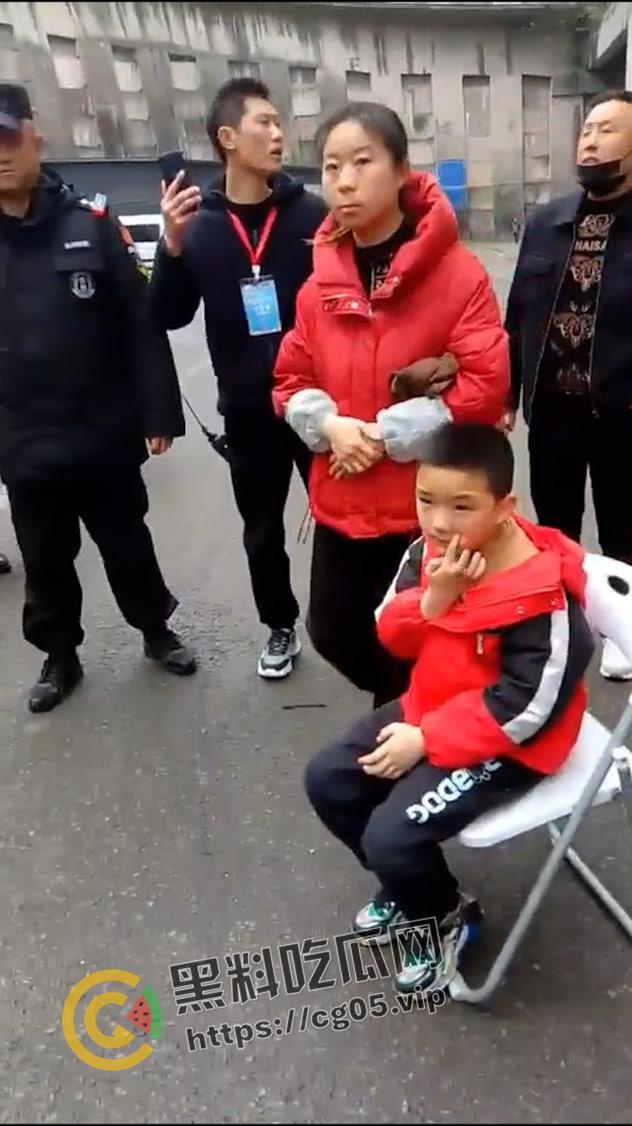 漫展逆天小孩!往人脸上喷发胶 屁股坐脸 脱人裤子 被暴躁女coser正义执行 闹到报警