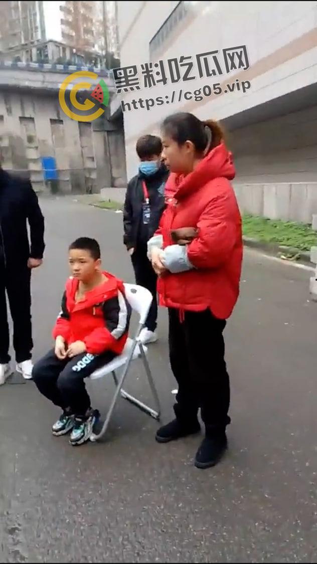 漫展逆天小孩!往人脸上喷发胶 屁股坐脸 脱人裤子 被暴躁女coser正义执行 闹到报警