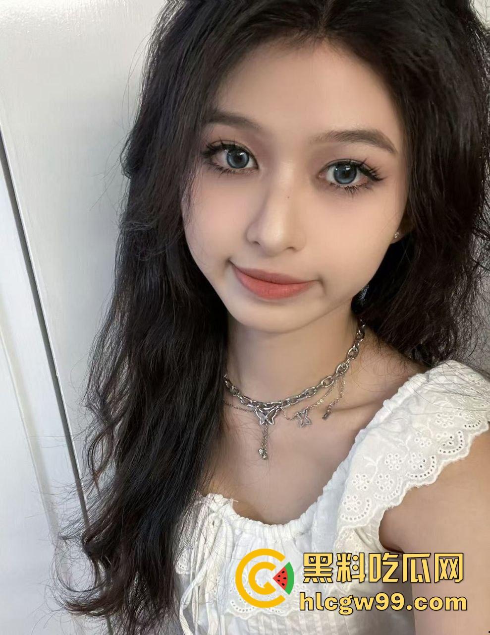 安徽师范大学女大学生【蒋弱弱】情趣内衣自拍骚照,酒店全裸自拍,最爱被大鸡巴从后面怼穿!