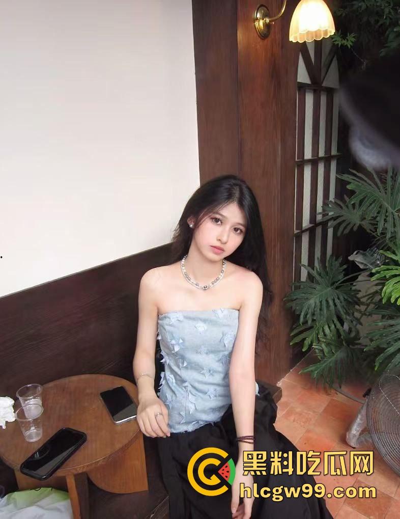 安徽师范大学女大学生【蒋弱弱】情趣内衣自拍骚照,酒店全裸自拍,最爱被大鸡巴从后面怼穿!