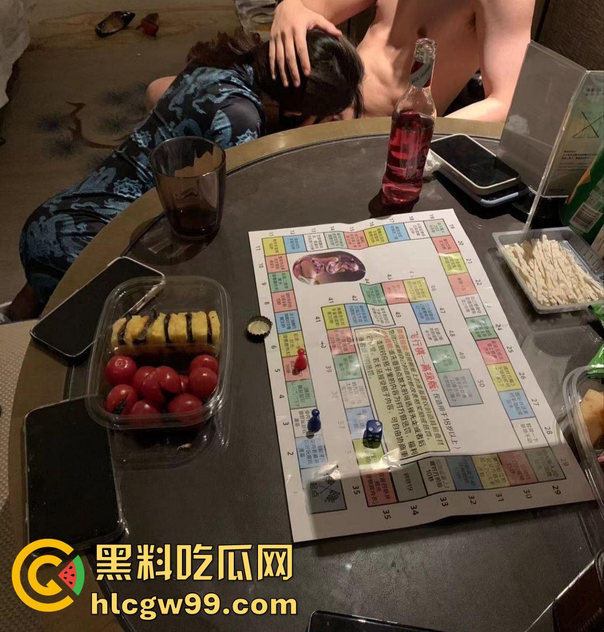 安徽师范大学女大学生【蒋弱弱】情趣内衣自拍骚照,酒店全裸自拍,最爱被大鸡巴从后面怼穿!