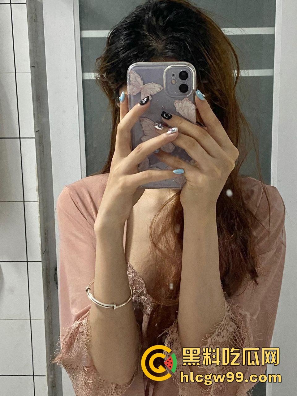 安徽师范大学女大学生【蒋弱弱】情趣内衣自拍骚照,酒店全裸自拍,最爱被大鸡巴从后面怼穿!