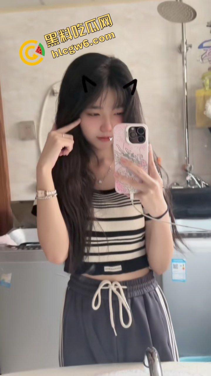 湖南邵阳学院清纯甜妹细腰炮台『戴佳怡』全自动骚臀小骚逼 主动抽插金主鸡巴!原创独家曝光流出!