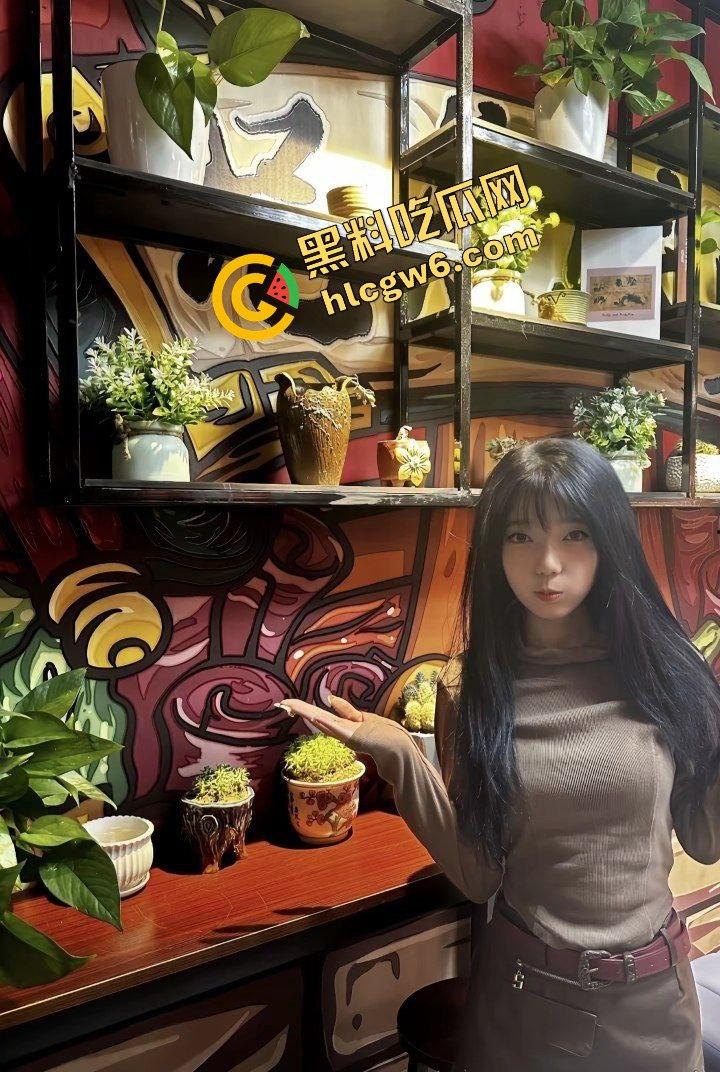 湖南邵阳学院清纯甜妹细腰炮台『戴佳怡』全自动骚臀小骚逼 主动抽插金主鸡巴!原创独家曝光流出!