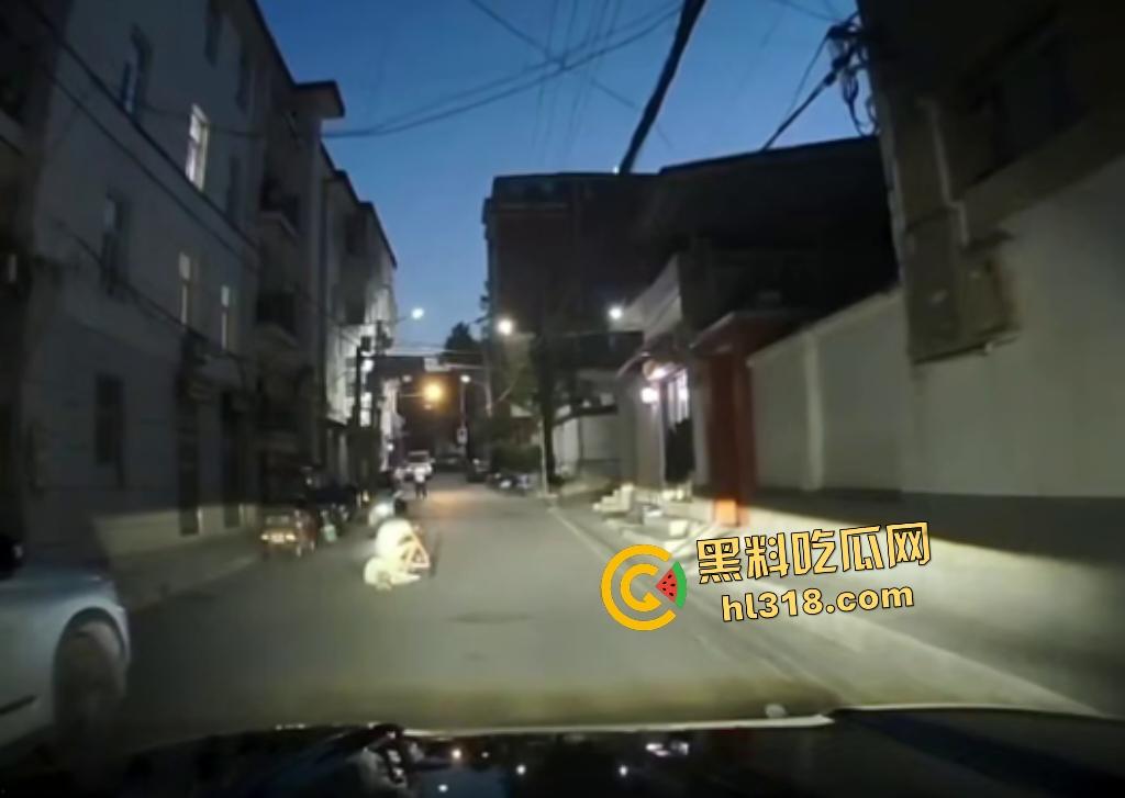 7月28日夜晚重庆一男子挥菜刀怒压妻子在马路,路人喇叭惹祸被菜刀指着,妻子还来劝架又被压在地上!