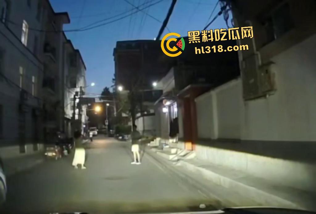 7月28日夜晚重庆一男子挥菜刀怒压妻子在马路,路人喇叭惹祸被菜刀指着,妻子还来劝架又被压在地上!