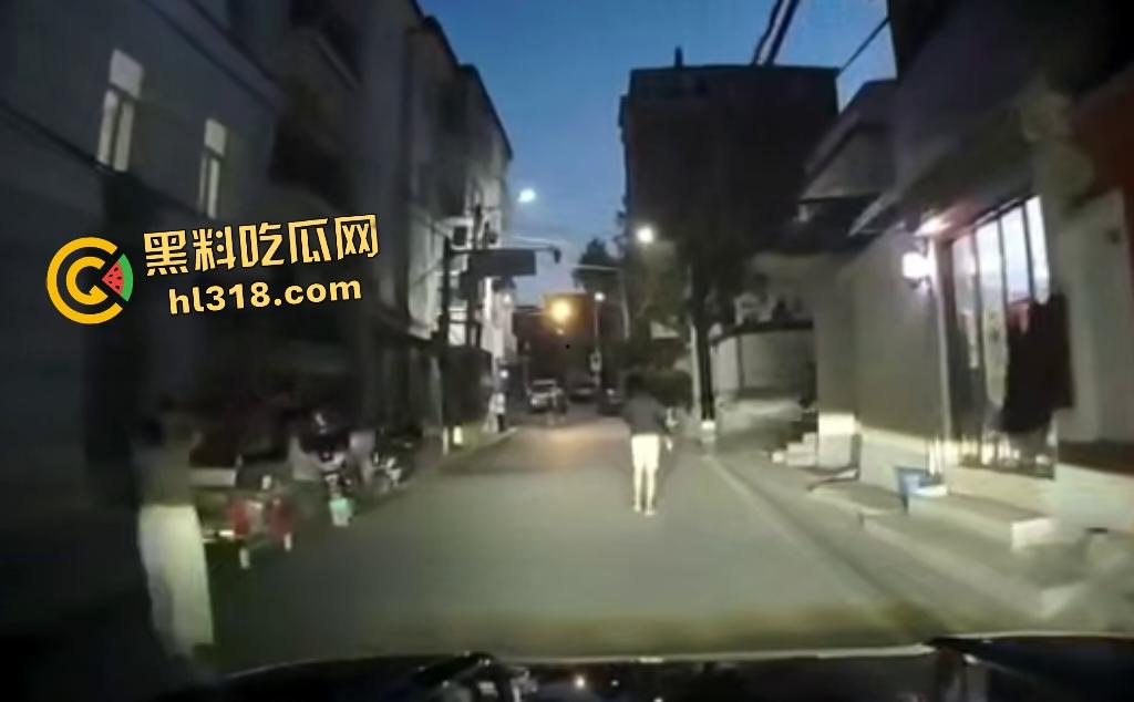 7月28日夜晚重庆一男子挥菜刀怒压妻子在马路,路人喇叭惹祸被菜刀指着,妻子还来劝架又被压在地上!