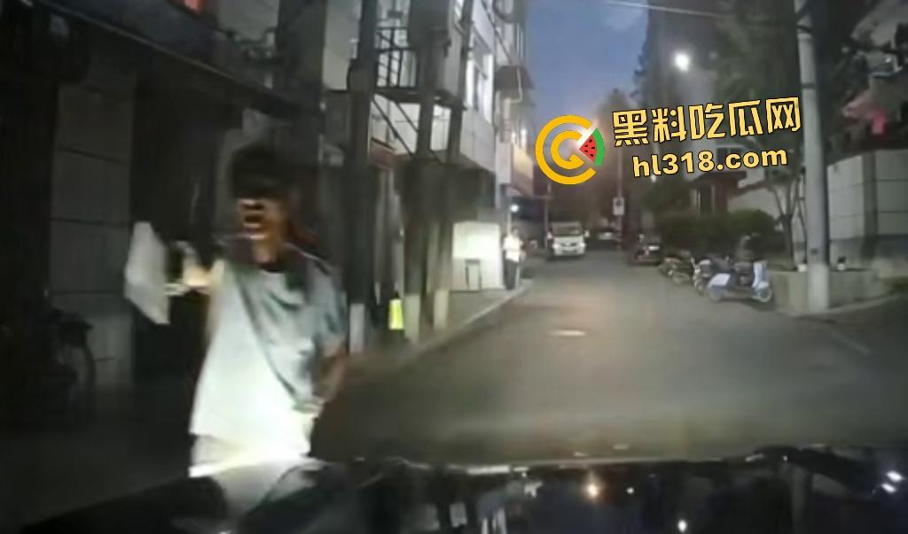 7月28日夜晚重庆一男子挥菜刀怒压妻子在马路,路人喇叭惹祸被菜刀指着,妻子还来劝架又被压在地上!