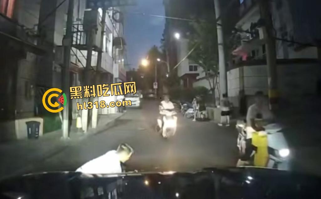 7月28日夜晚重庆一男子挥菜刀怒压妻子在马路,路人喇叭惹祸被菜刀指着,妻子还来劝架又被压在地上!