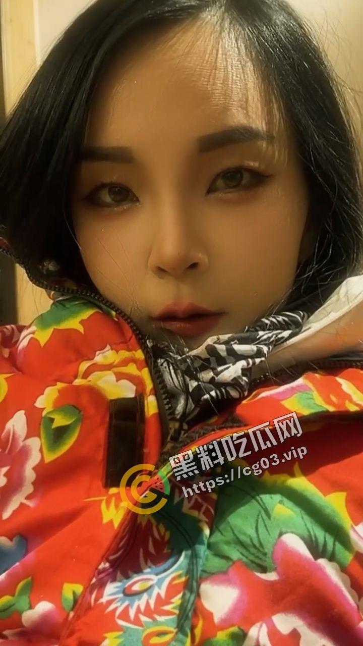 又有一位美女女骑手不戴护具骑车被抬走 可能再也走不了路了