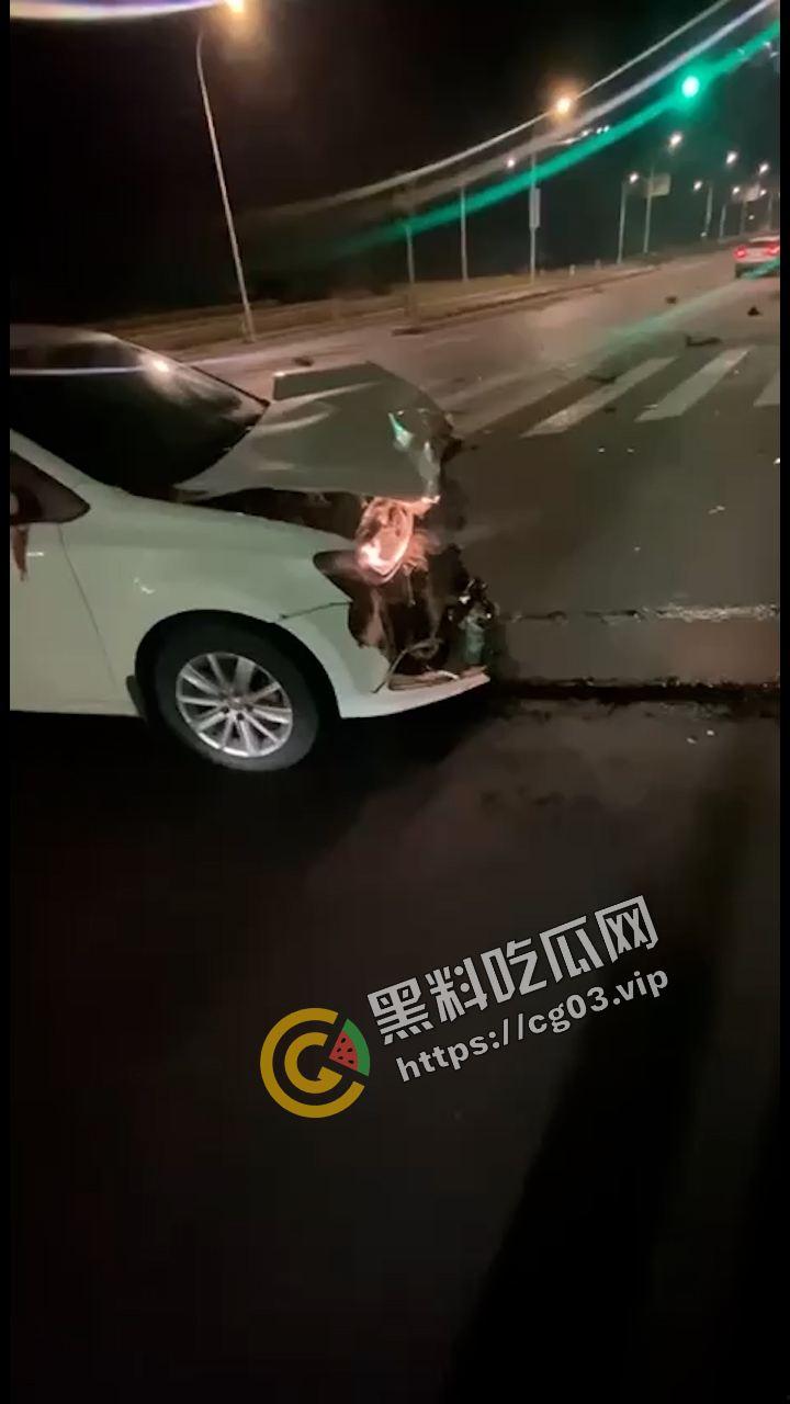 又有一位美女女骑手不戴护具骑车被抬走 可能再也走不了路了