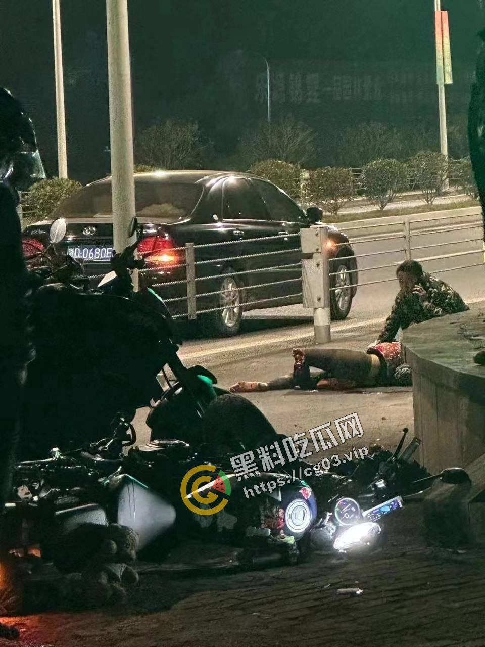 又有一位美女女骑手不戴护具骑车被抬走 可能再也走不了路了