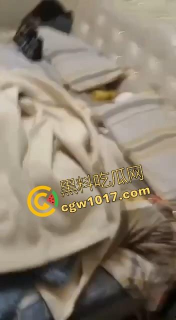 蛇毒心肠啊!高挑美女上门寻仇群殴,上来就是一脚,直接围在角落打,身材这么好的小美,想不到是这样的人啊!