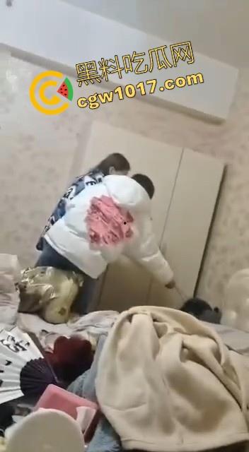 蛇毒心肠啊!高挑美女上门寻仇群殴,上来就是一脚,直接围在角落打,身材这么好的小美,想不到是这样的人啊!