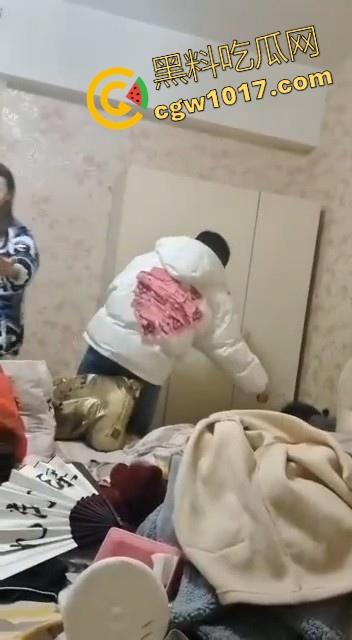 蛇毒心肠啊!高挑美女上门寻仇群殴,上来就是一脚,直接围在角落打,身材这么好的小美,想不到是这样的人啊!