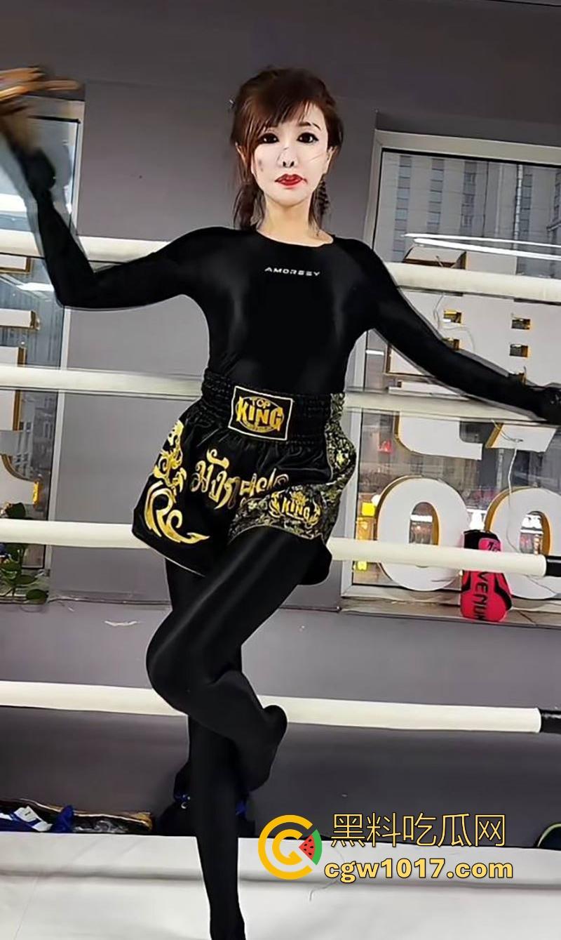 快手熟女网红【琨琨姐姐】裸聊视频曝光,气质人妻一对一裸聊,豹纹黑丝揉奶抠逼,极品熟女就是懂你!