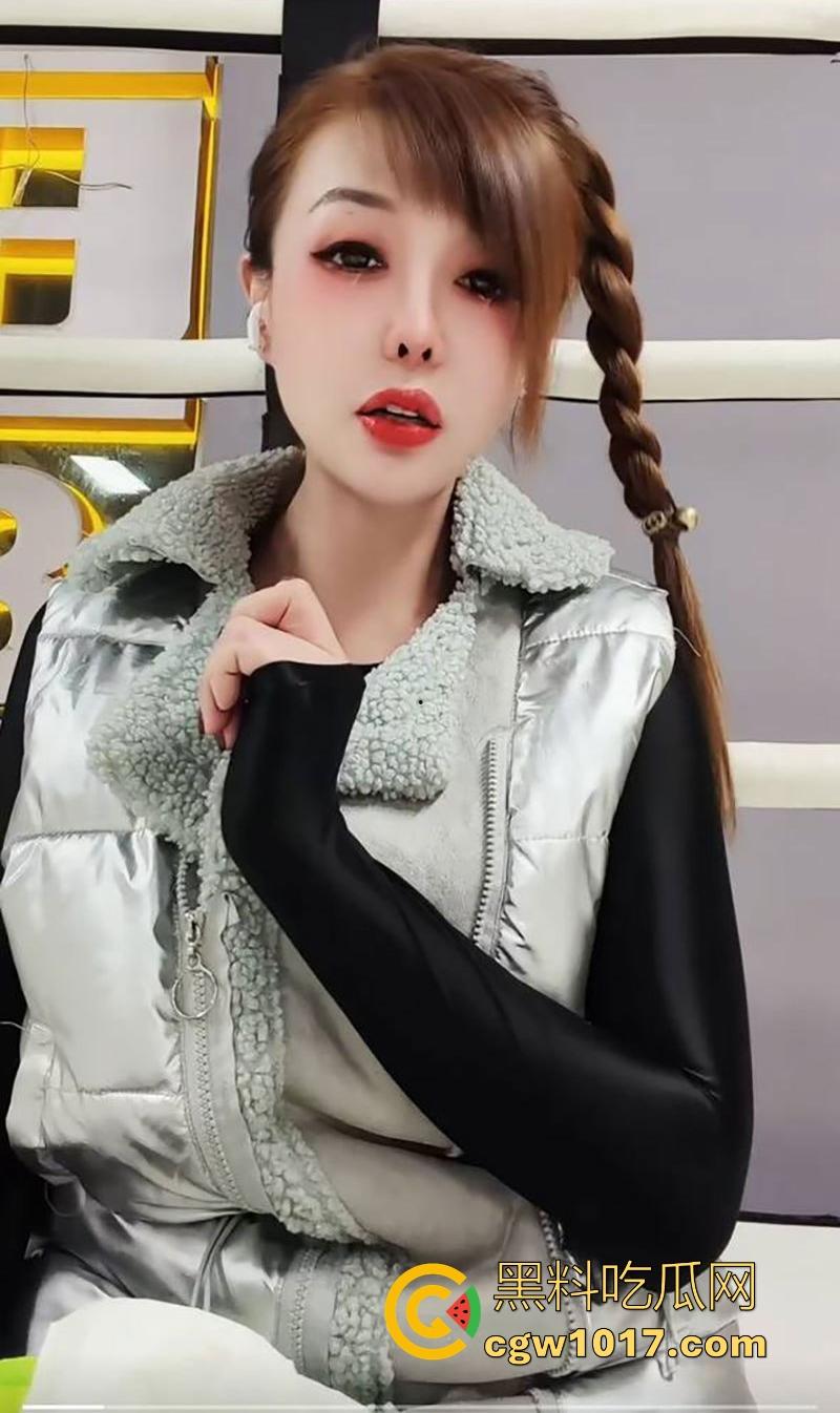 快手熟女网红【琨琨姐姐】裸聊视频曝光,气质人妻一对一裸聊,豹纹黑丝揉奶抠逼,极品熟女就是懂你!