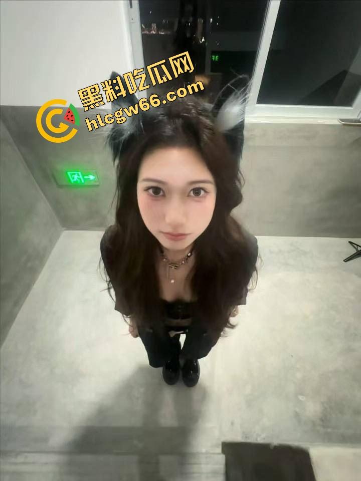 成都理工大二骚货『李娜娜』啪啪自拍流出,极品御姐身材太顶,黑丝高跟玩COS被操成狗,一晚八发全干吐!