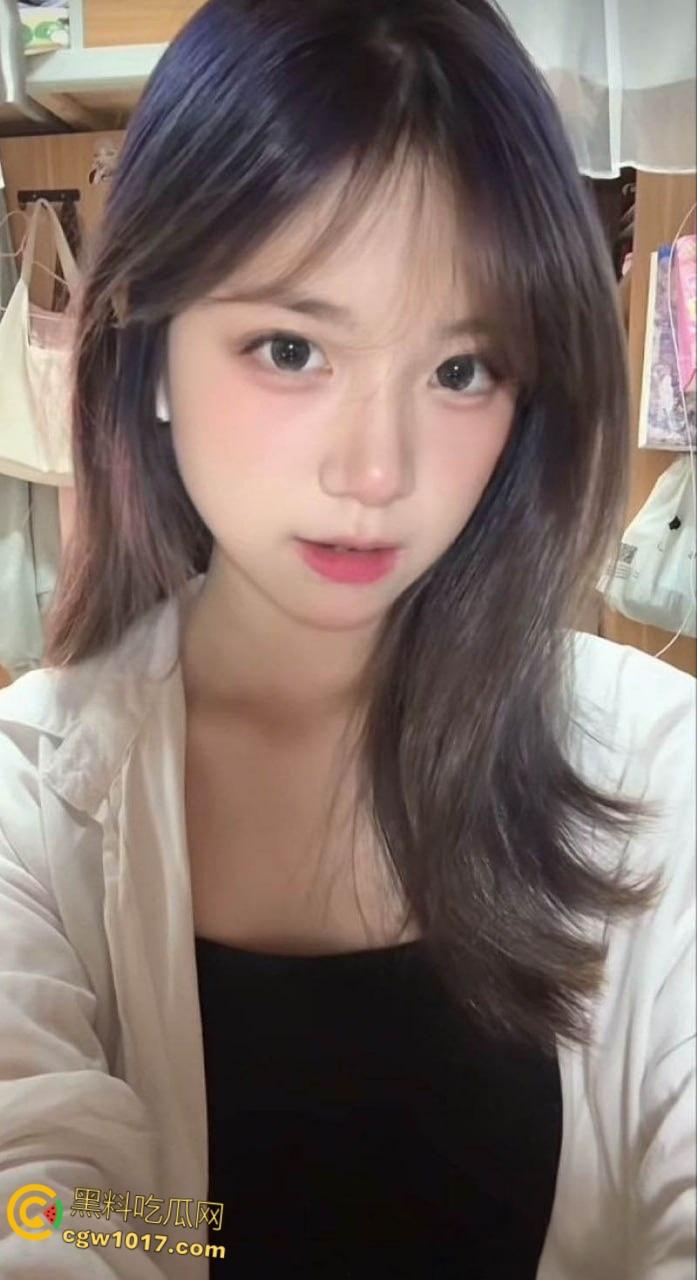 杭州清纯妹子【李一涵】,和男友自拍做爱,小骚逼年龄不大性欲极强,粉嫩小穴被无套内射,精液缓缓流出!