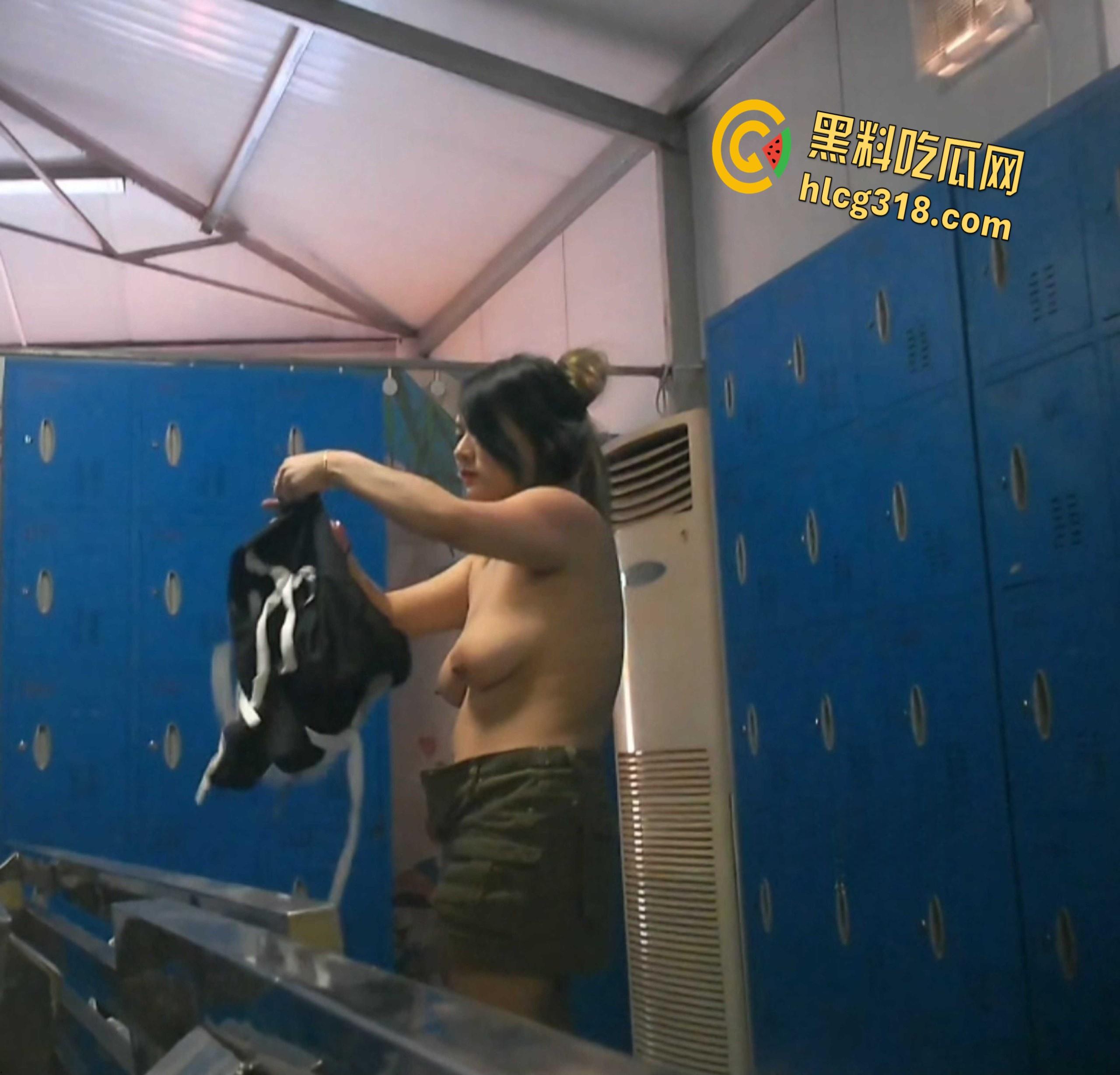 大神偷拍某水上乐园更衣室,多位美乳妹子极品少妇, 偷拍性感酮体换衣过程 !