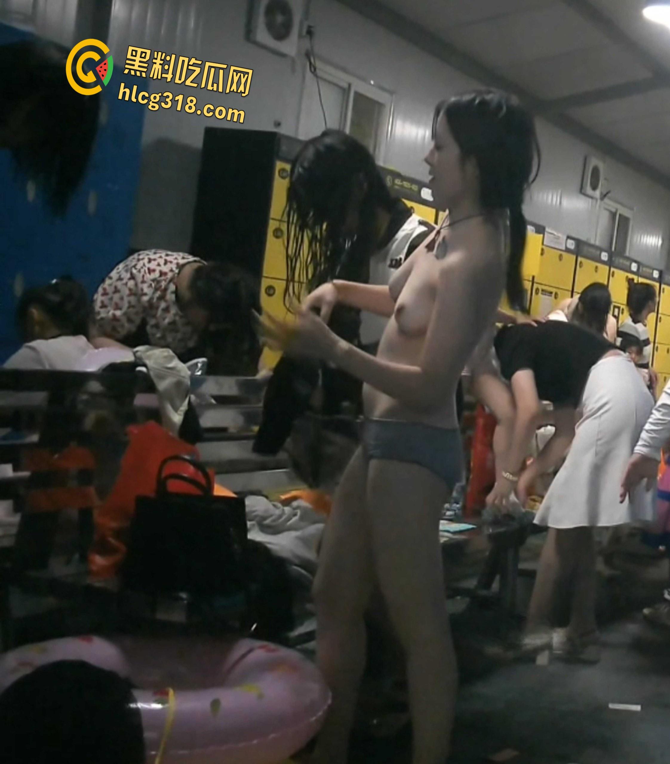 大神偷拍某水上乐园更衣室,多位美乳妹子极品少妇, 偷拍性感酮体换衣过程 !