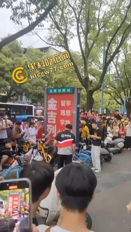 长沙纯爱战士悲剧现场,顺丰小哥为爱打工全身奉献,结果女友当街牵别人,绿得他人都傻了!