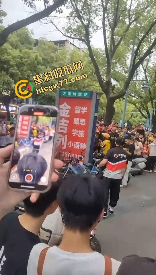 长沙纯爱战士悲剧现场,顺丰小哥为爱打工全身奉献,结果女友当街牵别人,绿得他人都傻了!