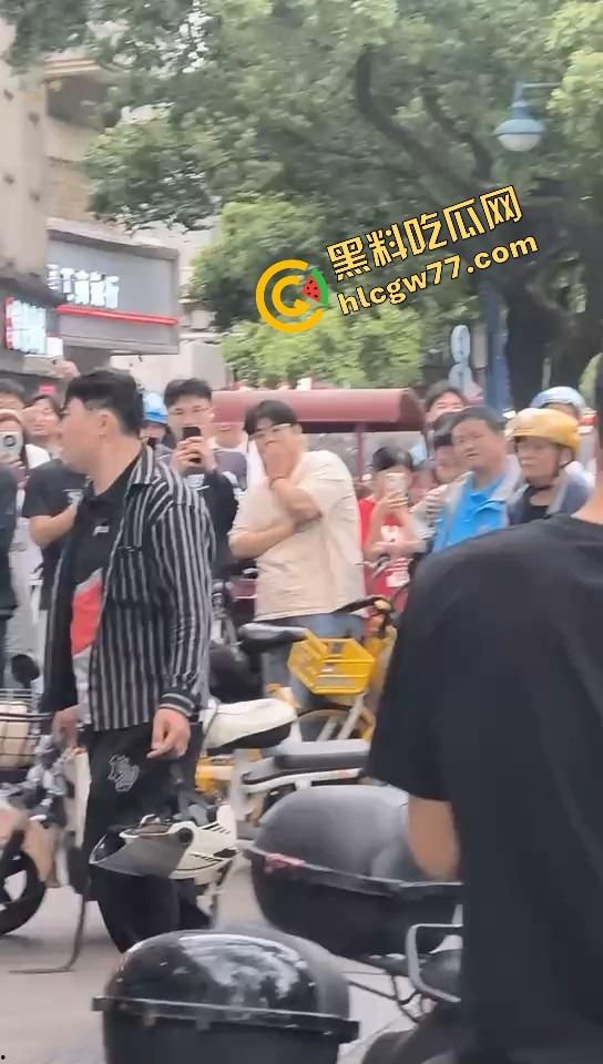 长沙纯爱战士悲剧现场,顺丰小哥为爱打工全身奉献,结果女友当街牵别人,绿得他人都傻了!