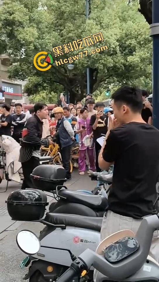 长沙纯爱战士悲剧现场,顺丰小哥为爱打工全身奉献,结果女友当街牵别人,绿得他人都傻了!