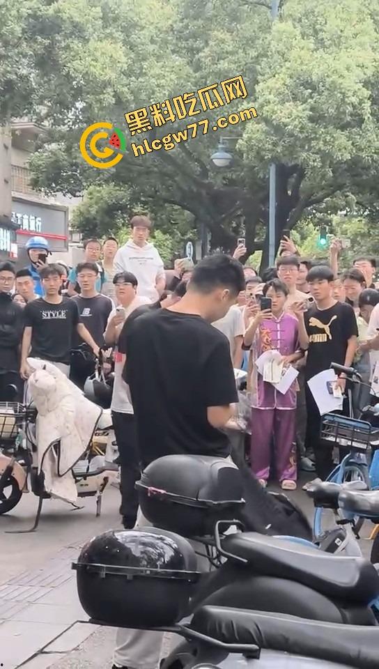 长沙纯爱战士悲剧现场,顺丰小哥为爱打工全身奉献,结果女友当街牵别人,绿得他人都傻了!