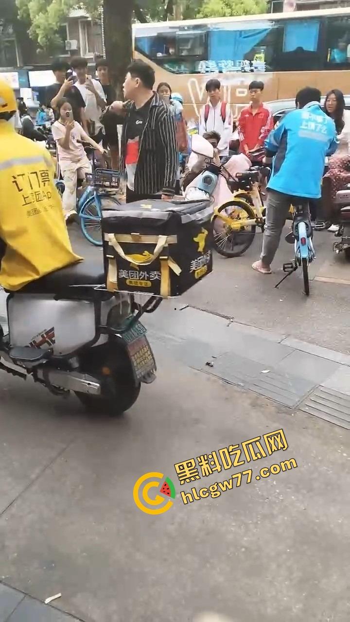 长沙纯爱战士悲剧现场,顺丰小哥为爱打工全身奉献,结果女友当街牵别人,绿得他人都傻了!