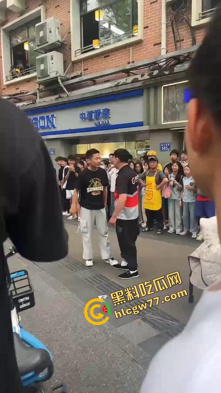 长沙纯爱战士悲剧现场,顺丰小哥为爱打工全身奉献,结果女友当街牵别人,绿得他人都傻了!