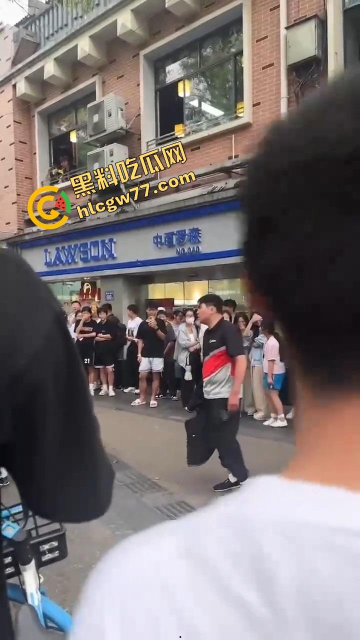 长沙纯爱战士悲剧现场,顺丰小哥为爱打工全身奉献,结果女友当街牵别人,绿得他人都傻了!