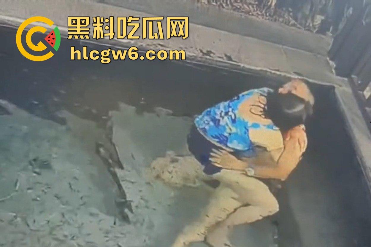 南京老骚逼真会玩 鱼疗池激情操逼玩铁锅炖 鱼被活活踩死干死满池漂着小鱼尸体 工作人员当场骂娘!
