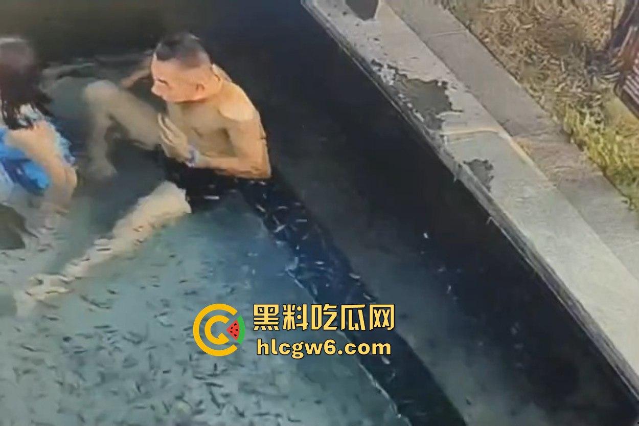 南京老骚逼真会玩 鱼疗池激情操逼玩铁锅炖 鱼被活活踩死干死满池漂着小鱼尸体 工作人员当场骂娘!