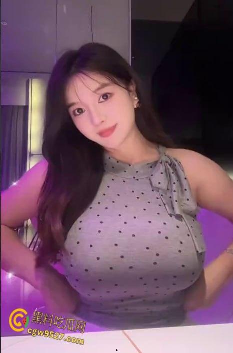 抖音网红【赫本】,和金主金主一对一裸聊,疯狂抚摸傲人巨乳,活像渴望鸡巴的母狗 !