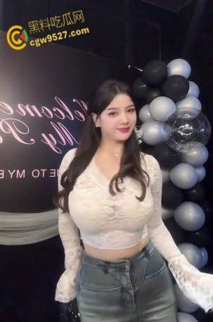 抖音网红【赫本】,和金主金主一对一裸聊,疯狂抚摸傲人巨乳,活像渴望鸡巴的母狗 !