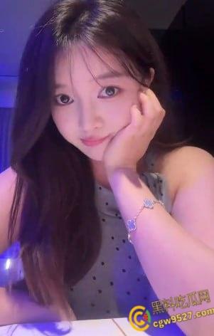 抖音网红【赫本】,和金主金主一对一裸聊,疯狂抚摸傲人巨乳,活像渴望鸡巴的母狗 !