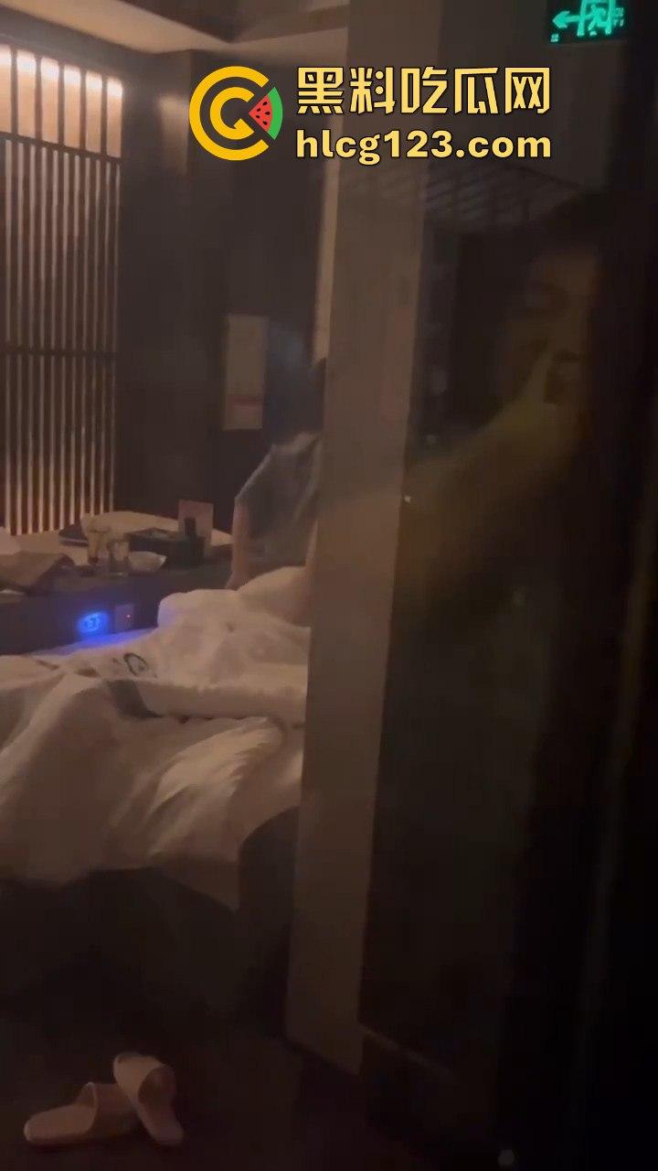 蒸桑拿撞上活春宫!男女房间激情大战,吃瓜群众直接摇人围观,险些被当场抓包!