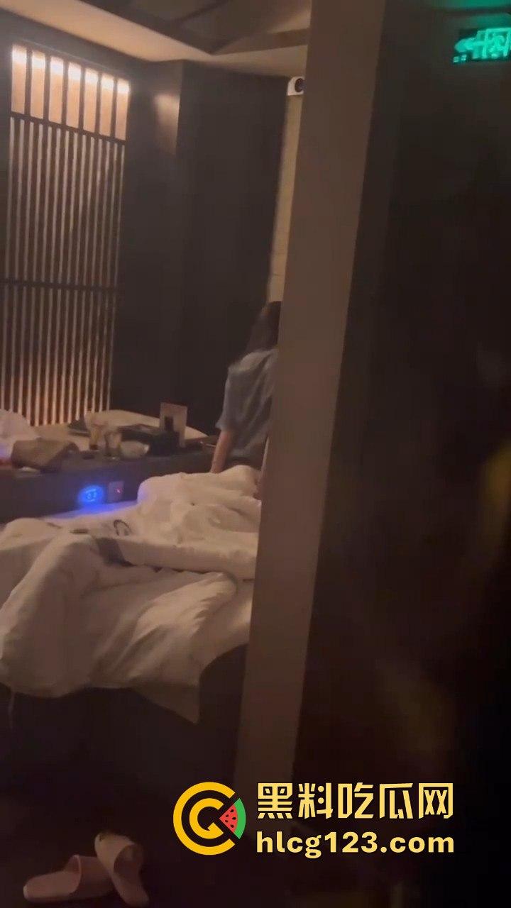 蒸桑拿撞上活春宫!男女房间激情大战,吃瓜群众直接摇人围观,险些被当场抓包!