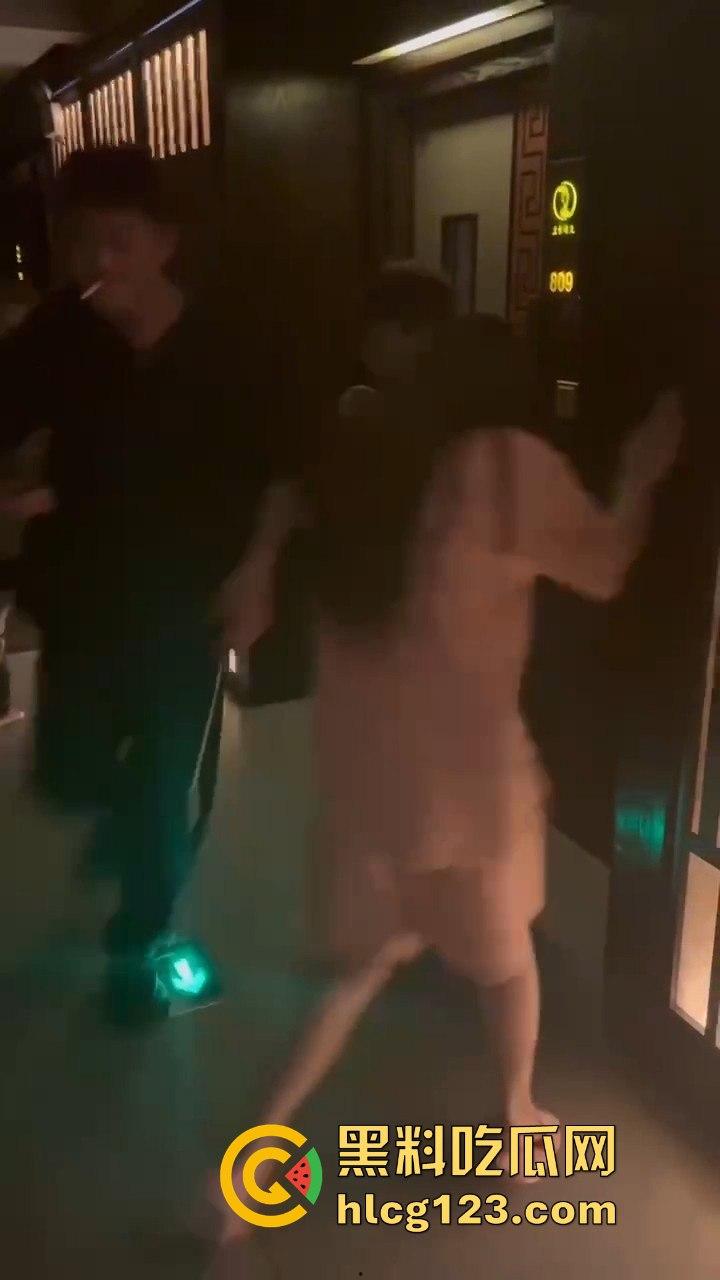 蒸桑拿撞上活春宫!男女房间激情大战,吃瓜群众直接摇人围观,险些被当场抓包!