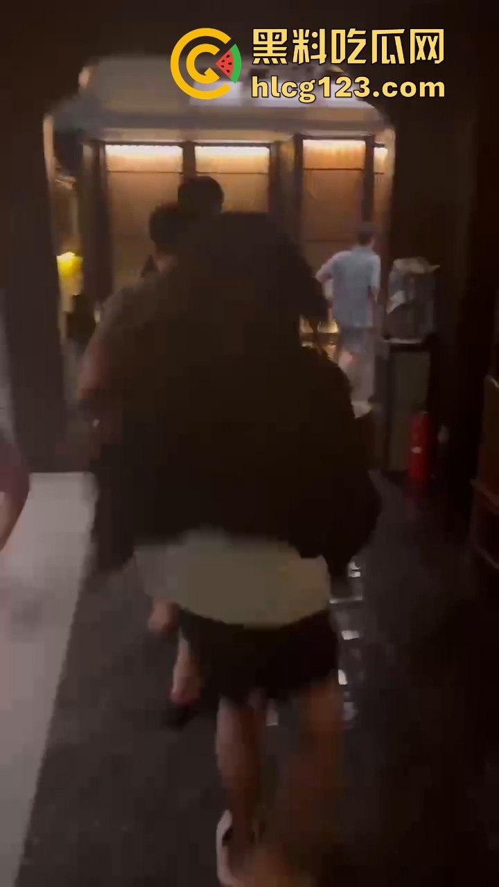 蒸桑拿撞上活春宫!男女房间激情大战,吃瓜群众直接摇人围观,险些被当场抓包!