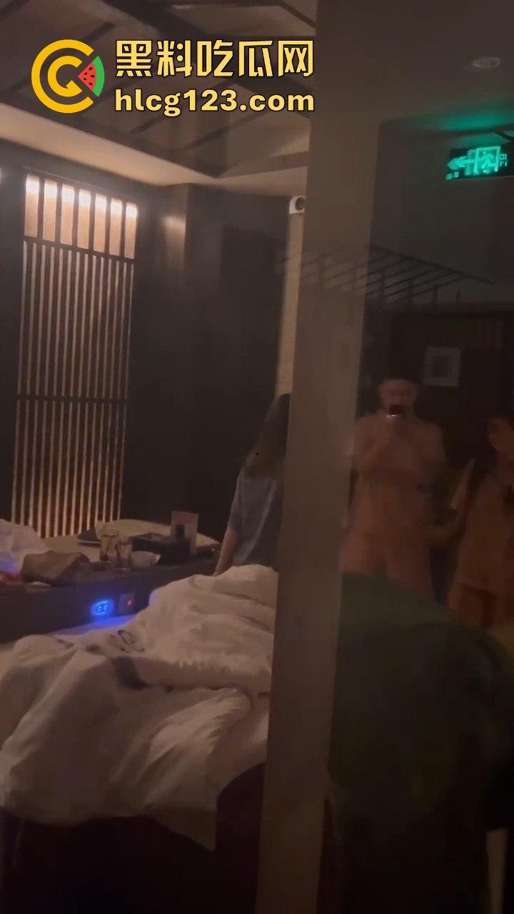 蒸桑拿撞上活春宫!男女房间激情大战,吃瓜群众直接摇人围观,险些被当场抓包!