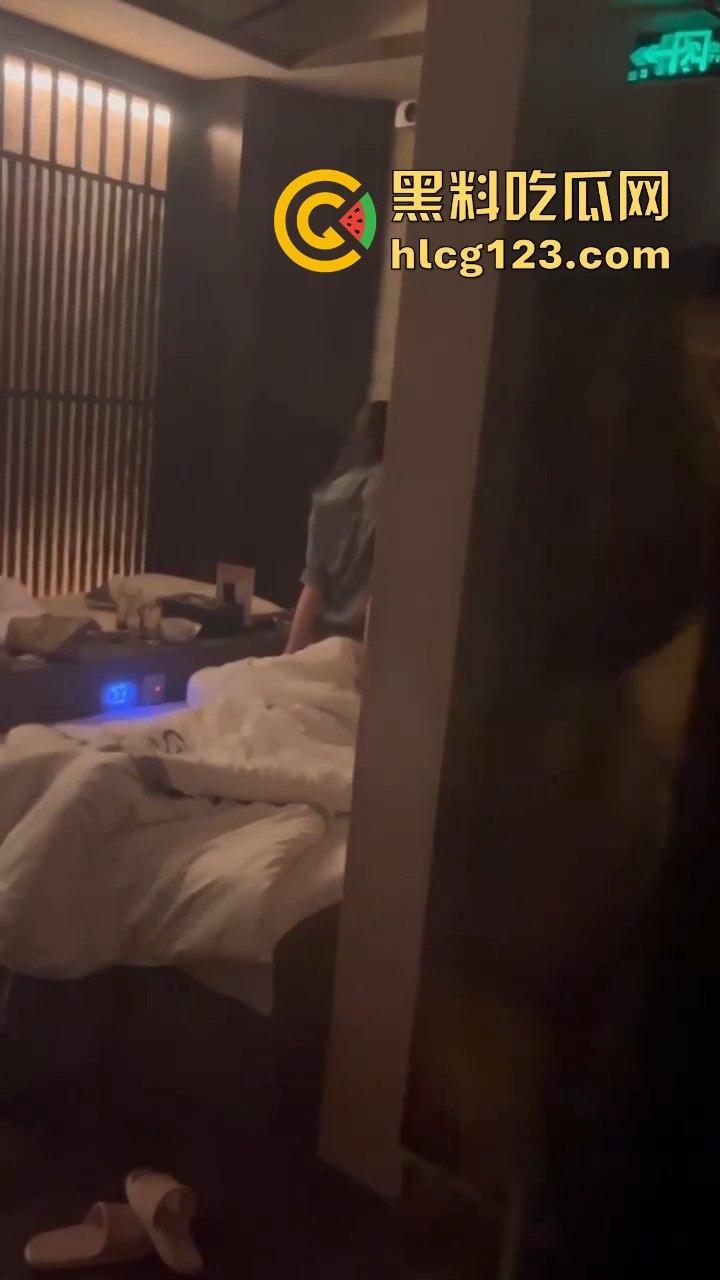 蒸桑拿撞上活春宫!男女房间激情大战,吃瓜群众直接摇人围观,险些被当场抓包!