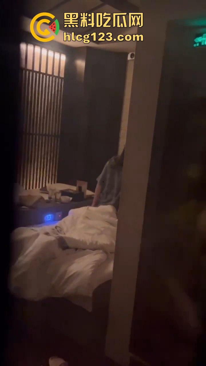 蒸桑拿撞上活春宫!男女房间激情大战,吃瓜群众直接摇人围观,险些被当场抓包!